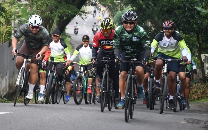 Danrem 081/DSJ Kolonel Inf Deni Rejeki gowes bersama 