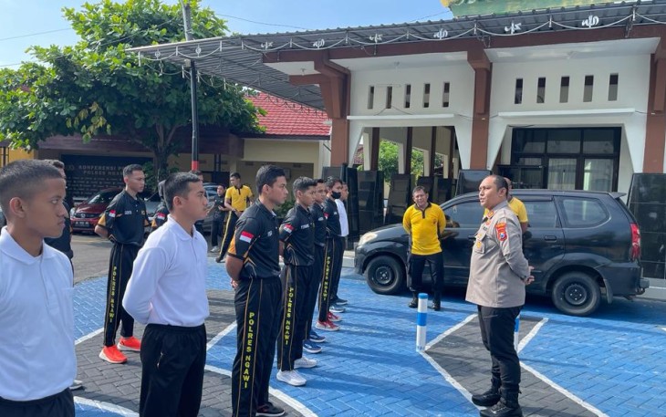 Kapolres Ngawi AKBP Dwiasi Wiyatputera saat memberikan pengarahan 