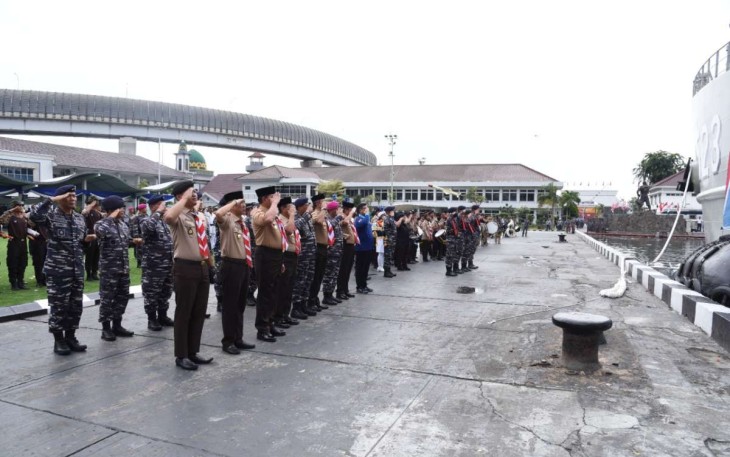 Kasal Laksamana TNI Yudo Margono saat melepas Sailing Camp di Dermaga Kolinlamil Jakarta 