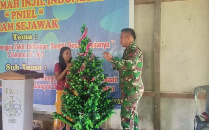 Dekorasi gereja perbatasan jelang perayaan Natal