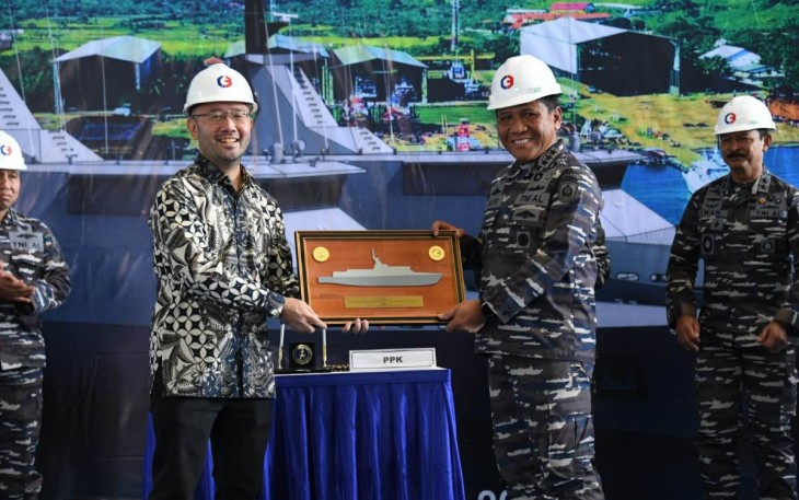 Wakasal Laksdya TNI Ahmadi Heri Purwono saat menerima cenderamata 