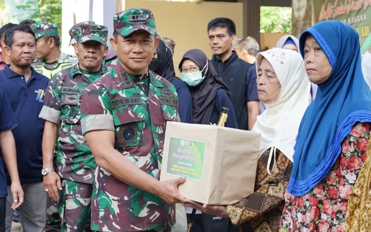 Danrem 081/DSJ Kolonel Inf Deni Rejeki saat memberikan bantuan sosial warga di lingkungan Pucangmulyo Kabupaten Pacitan