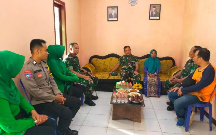 Dandim 0801/Pacitan Letkol Inf Roliyanto saat mendampingi Danrem 081/DSJ meninjau hasil renovasi RLTH program Kasad