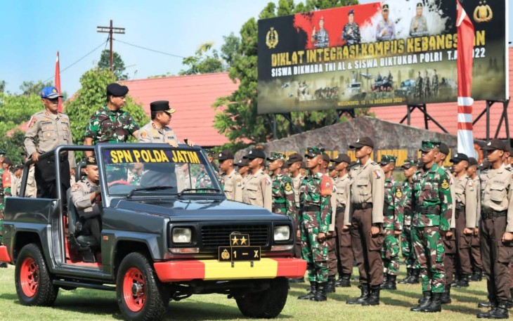 Kapolda Jatim Irjen Pol Toni Harmanto saat inspeksi peserta Diklat Integrasi TNI - Polri di SPN Mojokerto Polda Jatim, Senin (12/12)