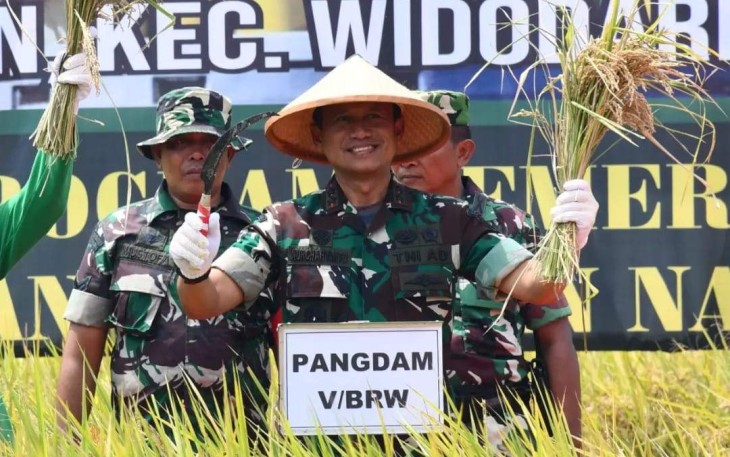 Pangdam V Brw Mayjen TNI Nurchahyanto saat panen raya padi Japonica di Kabupaten Ngawi