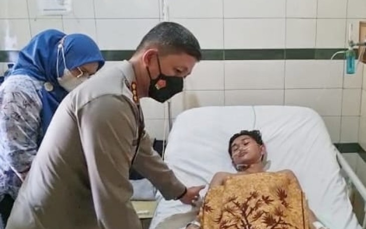 Kapolrestabes Medan Kombes Valentino Alfa Tatareda saat mengunjungi korban perampokan di RS Sembiring Medan, Senin (12/12)