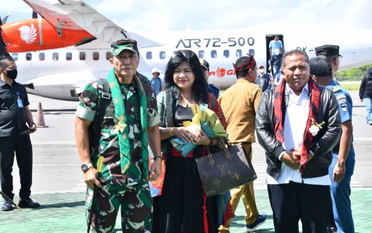 Pangdam Hasanuddin Mayjen TNI Dr. Totok Imam Santoso saat tiba di bandara Matohara Wakatobi provinsi Sultra. Senin (12/12)