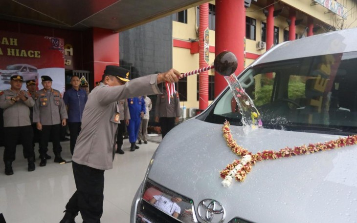 Kapolda Kalteng Irjen Pol Drs Nanang Avianto saat meninjau syukuran hibah mobil dari BRI Palangka Raya, Selasa (13/12)
