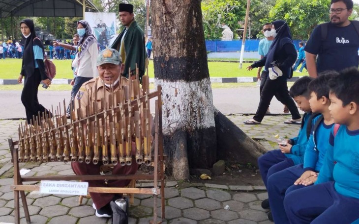 Musik angklung menghibur pengunjung Muspusdirla, Yogyakarta, Selasa (13/12)
