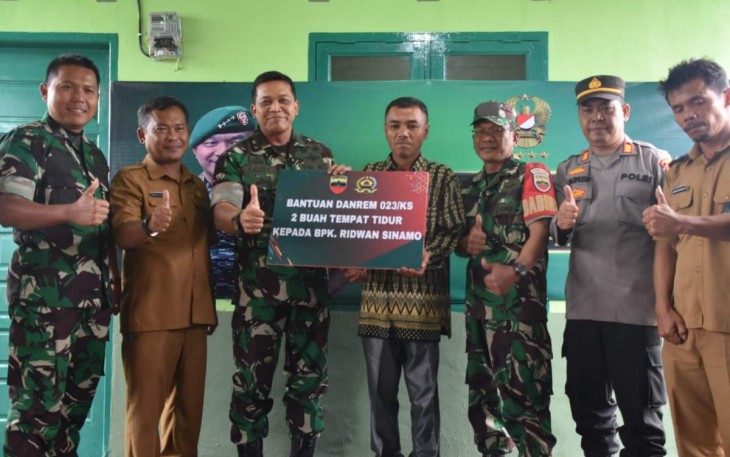 Danrem 023/KS Kol Inf Dodi Triwinarto saat menyerahkan bantuan Kasad