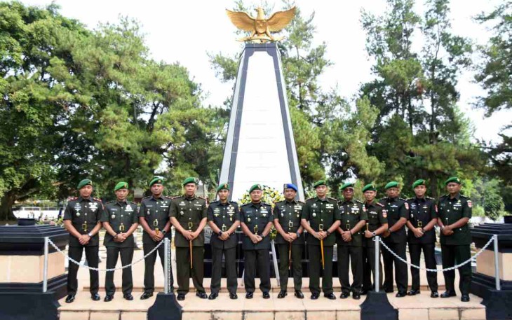Ziarah rombongan dalam rangka Hari Juang TNI AD 