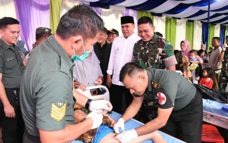 Danrem 023/KS Kol Inf Dodi Triwinarto saat meninjau sunatan massal