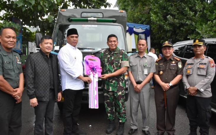 Danrem 023 KS Kolonel Inf Dodi Triwinarto menerima kunci simbolis Truck dari Bupati Madina, Rabu (14/12)