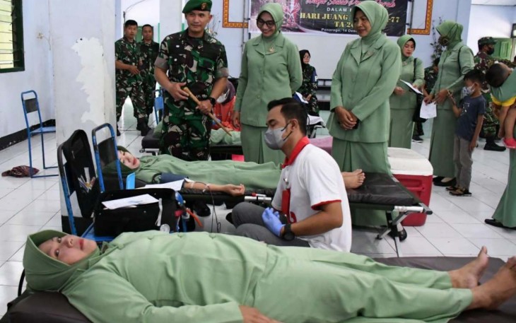 Dandim 0802/Ponorogo Letkol Inf Hirta Juni Adriansyah meninjau pelaksanaan donor darah 