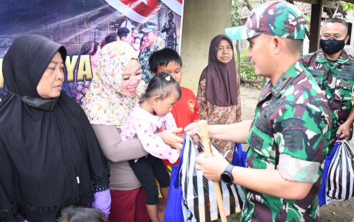 Dandim 0802/Ponorogo Letkol Inf Hirta Juni Adriansyah saat membagikan sembako