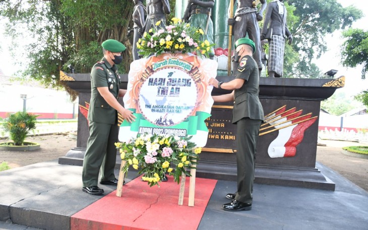 Dandim 0802/Ponorogo Letkol Inf Hirta Juni Adriansyah saat meletakkan karangan bunga di TMP