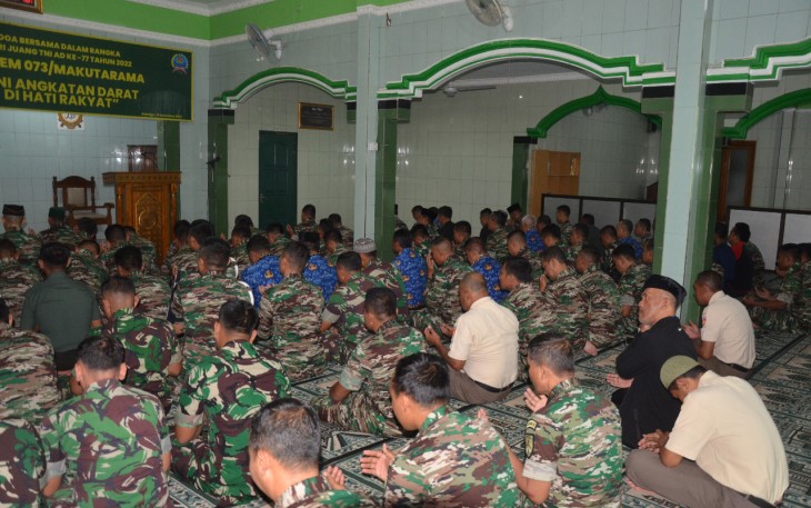 Anggota Korem 073/Mkt saat melaksanakan doa bersama 