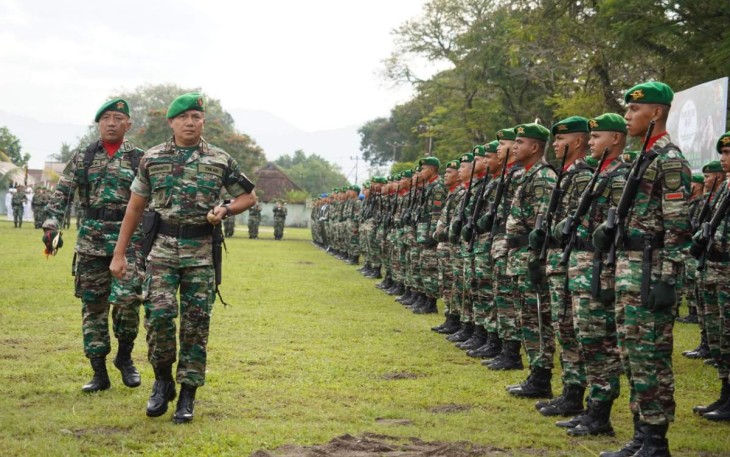 Danrem 032/Wbr Brigjen TNI Purmanto saat inspeksi pasukan dalam upacara peringatan Hari Juang TNI AD Ke-77, Kamis (15/12)