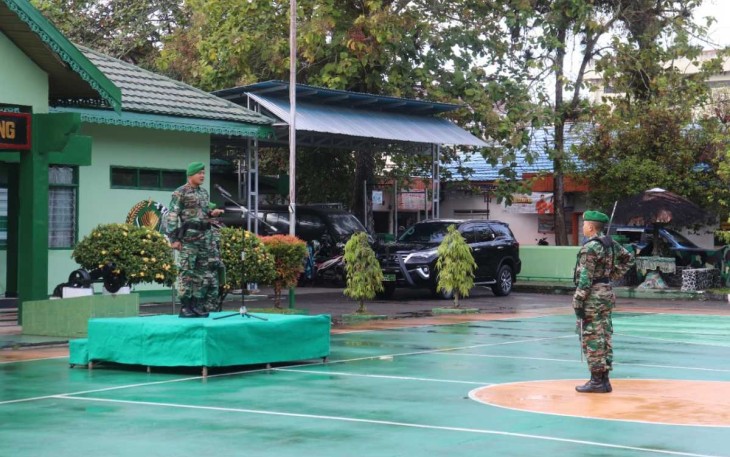 Dandim 1001/HSU-BLG Letkol Inf Dhuwi Hendradjaja saat pimpin upacara Hari Juang TNI AD Ke-77 