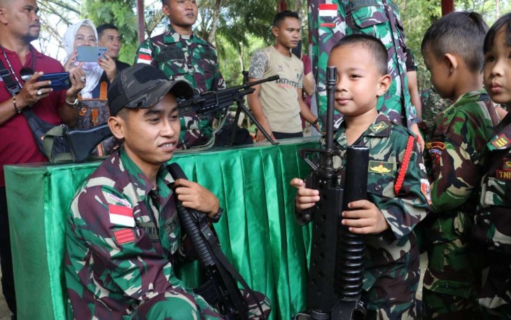 Antusias anak-anak saat dikenalkan dunia militer 