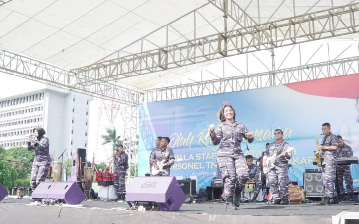 Aksi cadas The Kolin Power Band di lapangan Tri Sila Mabesal, Jakarta, Kamis (15/12)