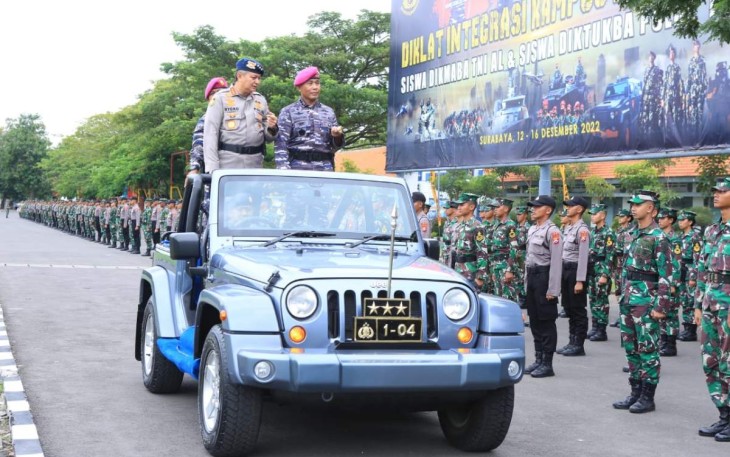 Kalemdiklat Polri Komjen Rycko Amelza Dahniel saat pengecekan prajurit Diklat Integrasi TNI AD - Polri di Surabaya, Jum'at (16/12)