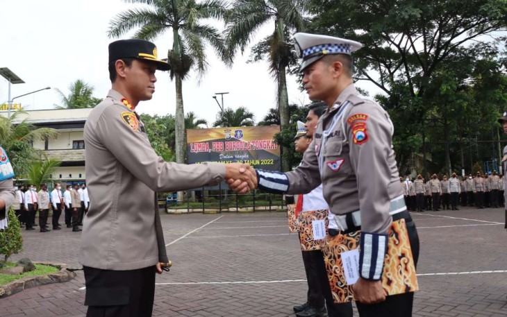 Kapolres Malang AKBP Putu Kholis Aryana saat memberikan penghargaan anggotanya yang berprestasi. Sabtu (17/12)
