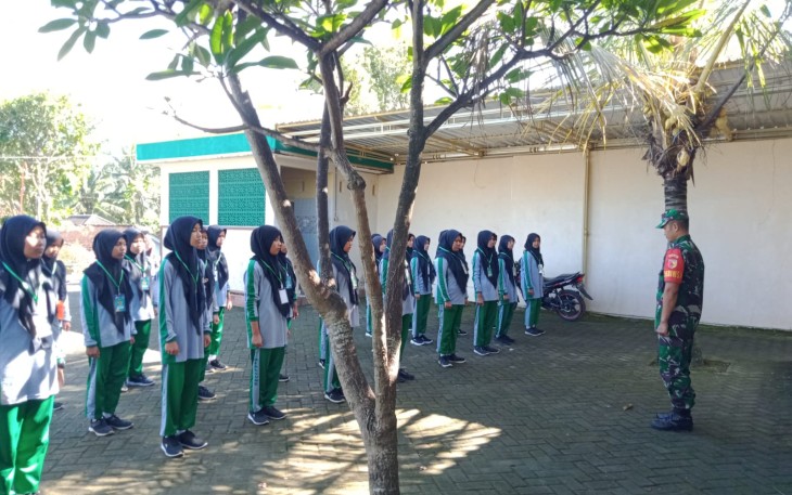 Latih siswa Peraturan Baris Berbaris 