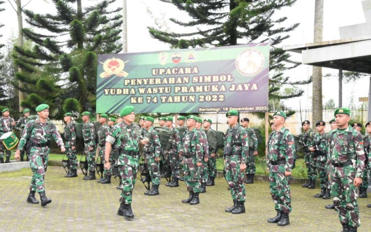 Danrem 023 KS Kolonel Inf Dodi Triwinarto saat melepas gerak jalan Pleton Beranting Yudha Wastu Pramuka Jaya