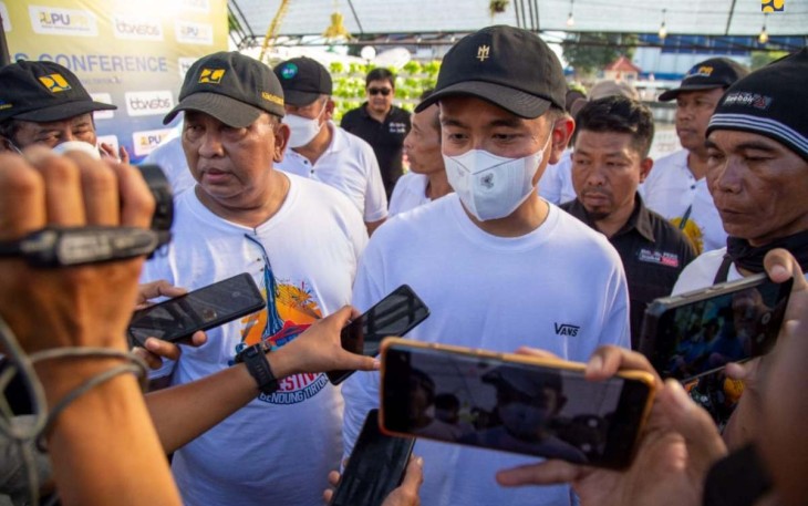 Wali Kota Surakarta Gibran Rakabuming Raka saat memberikan keterangan pers usai meresmikan Festival Bendung Tirtonadi Solo 