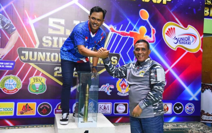 Danlantamal XII Laksma TNI Suharto saat memberikan hadiah 
