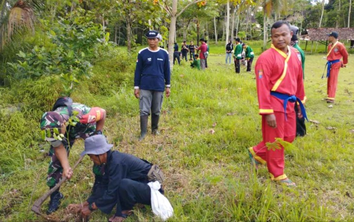 Tanam pohon sekitar sumber mata air desa Pringkulu