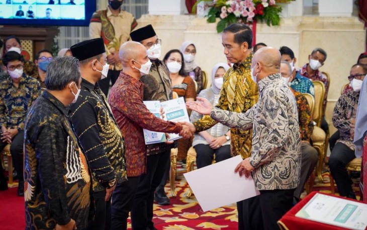 Menteri Teten Masduki saat mendampingi Presiden Joko Widodo memberikan KUR klaster pelaku UMKM di Istana Merdeka Jakarta, Senin (19/12)