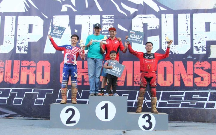 Dandim 0806/Trenggalek Letkol Kav Peddy Adi Prasetyo saat mendampingi para juara