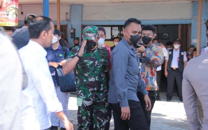 Dandim 0803/Madiun Letkol Inf Meina Helmi saat menyambut Presiden Jokowi di Madiun