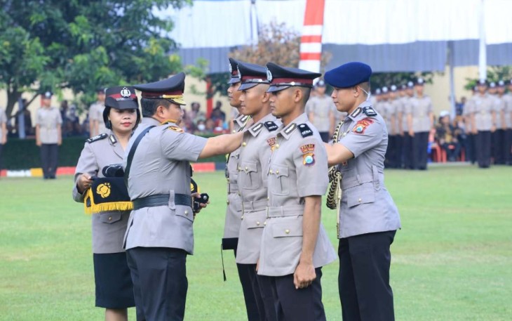 Kapolda Jatim Irjen Pol Toni Harmanto saat melantik Bintara Polri, di SPN Mojokerto Polda Jatim, Rabu (21/12)