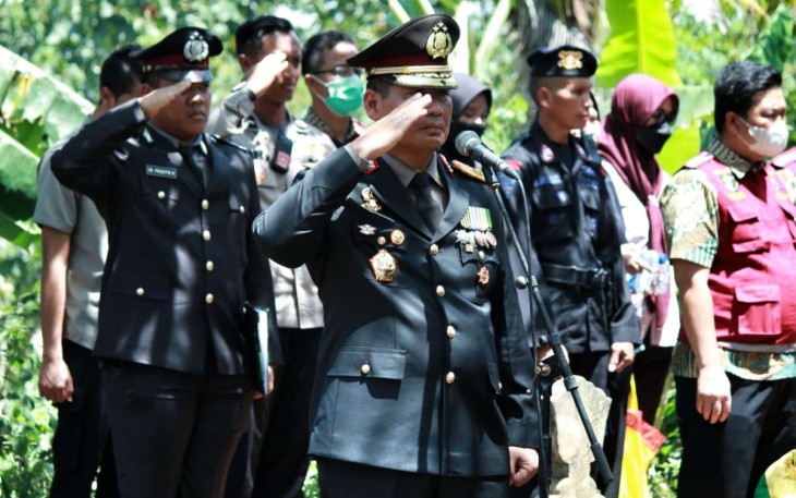 Wakapolda Jatim  Brigjen Pol Slamet Hadi saat pimpin upacara pemakaman almarhum Dansat Brimob Polda Jatim, Tulungagung, Rabu (21/12)