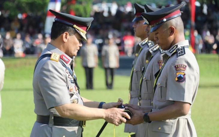 Kapolda Jateng Irjen Pol Ahmad Luthfi saat melantik Bintara Baru di SPN Purwokerto, Rabu (21/12)