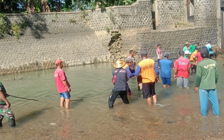 Gotong royong bersama warga binaan bersihkan lingkungan 
