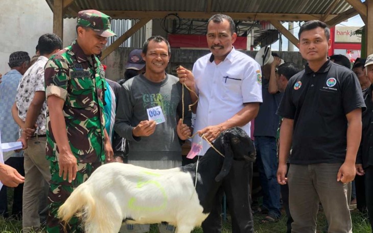 Bantuan terwak warga penerima manfaat di dusun Krajan