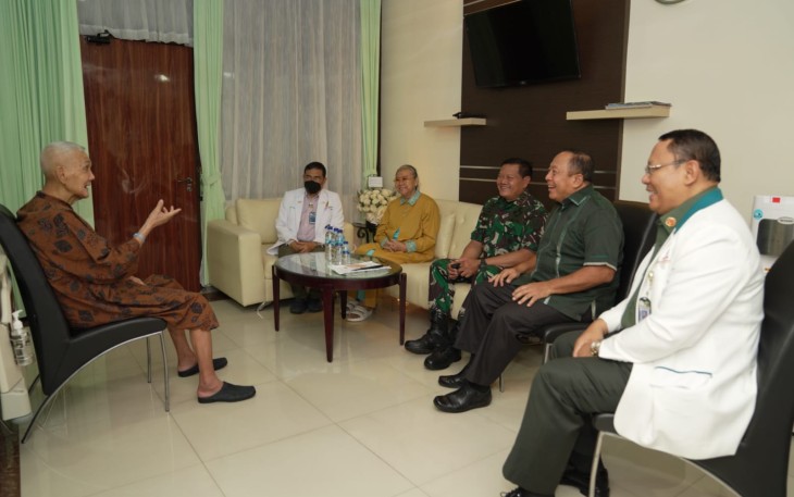 Panglima TNI Laksamana Yudo Margono saat besuk Try Sutrisno di RSPAD Gatot Soebroto Jakarta 