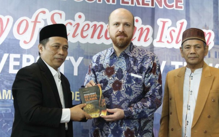 Kiai Subki saat memberikan cenderamata 