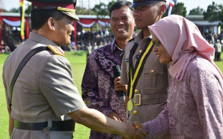 Kapolda Jateng Irjen Pol Ahmad Luthfi saat memberikan ucapan selamat orang tua Iqbal. Rabu (21/12)