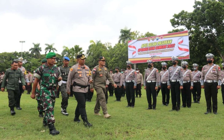 Dandim 0805/Ngawi Letkol Inf Adi Wirawan saat inspeksi apel gelar pasukan operasi Lilin Semeru 2022, Kamis (21/12)
