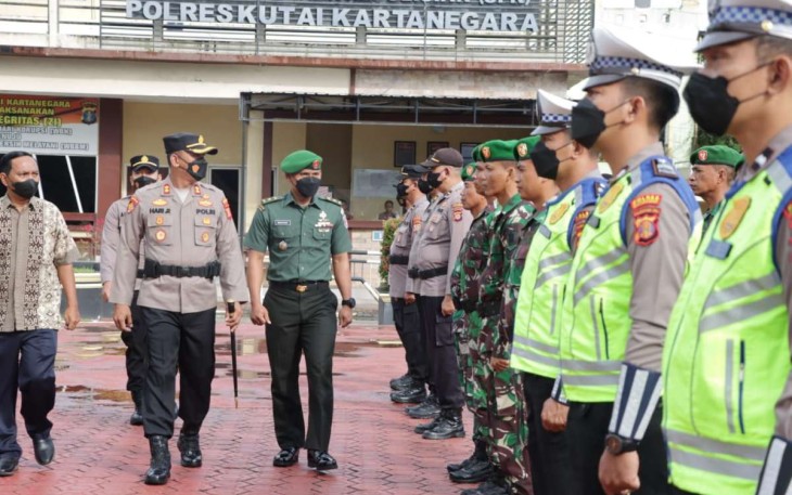 Kasdim 0906/Kkr Mayor Inf Mahfudz saat pengecekan pasukan operasi Lilin di Polres Kukar, Kamis (22/12)
