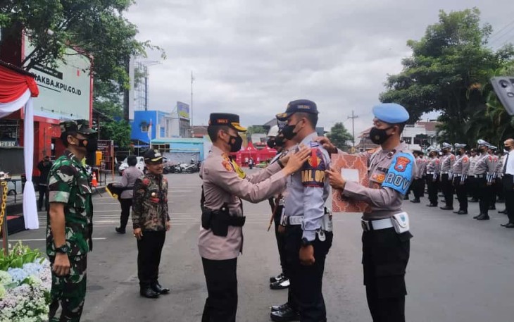 Kapolres Batu AKBP Oskar Syamsuddin saat penyematan tanda anggota Operasi Lilin Semeru 2022, Kamis (22/12)