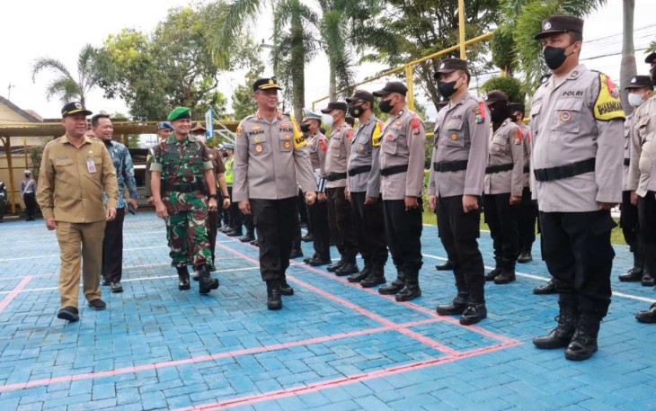 Dandim 0801/Pacitan Letkol Inf Roliyanto saat pengecekan pasukan pengamanan Nataru