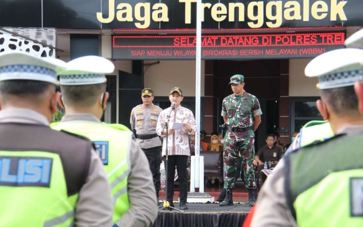 Dandim 0806/Trenggalek Letkol Kav Peddy Adi Prasetyo saat pengecekan pasukan pengamanan Nataru 2022