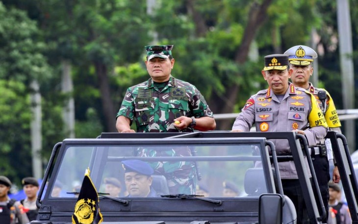Kapolri Jenderal Listyo Sigit Prabowo bersama Panglima TNI Laksamana Yudo Margono saat apel pasukan pengamanan Nataru di Lapangan Monas, Jakarta, Kamis (22/12)