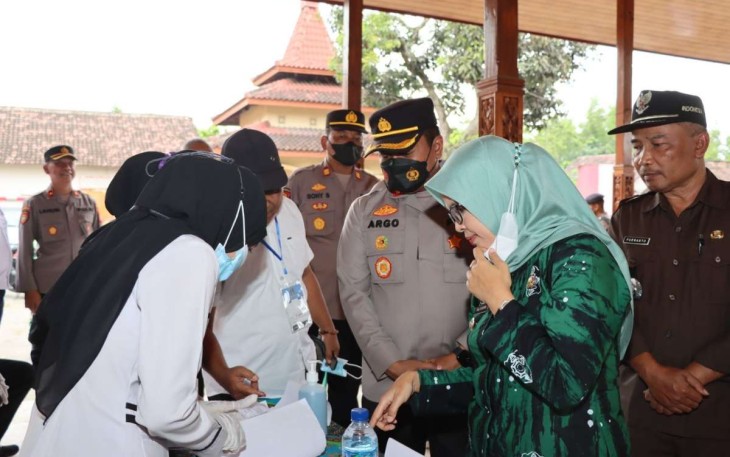Kapolres Blitar Kota AKBP Argowiyono saat tinjau pelaksanaan Pilkades serentak, Kamis (22/12)